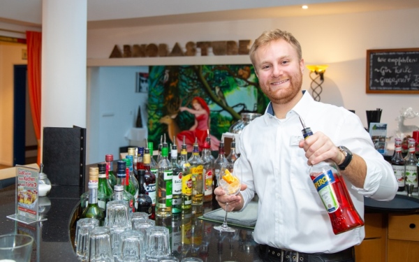 grosse bouteille en verre et robinet en laiton